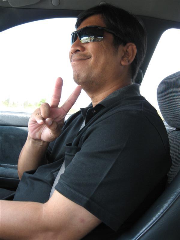 มากับตาคนเนี๊ยค๊ะ (คนขับรถส่วนตัวค๊ะ)  :laughing: :laughing: :laughing: :laughing: :laughing:

...