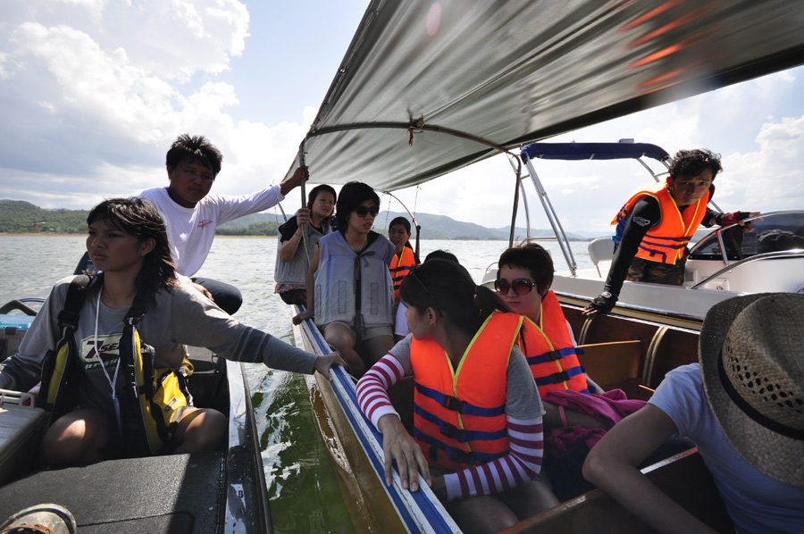 เรือลำใหญ่ที่มาช่วยเราเป็นเรือพานักท่องเที่ยวค่ะ :smile: