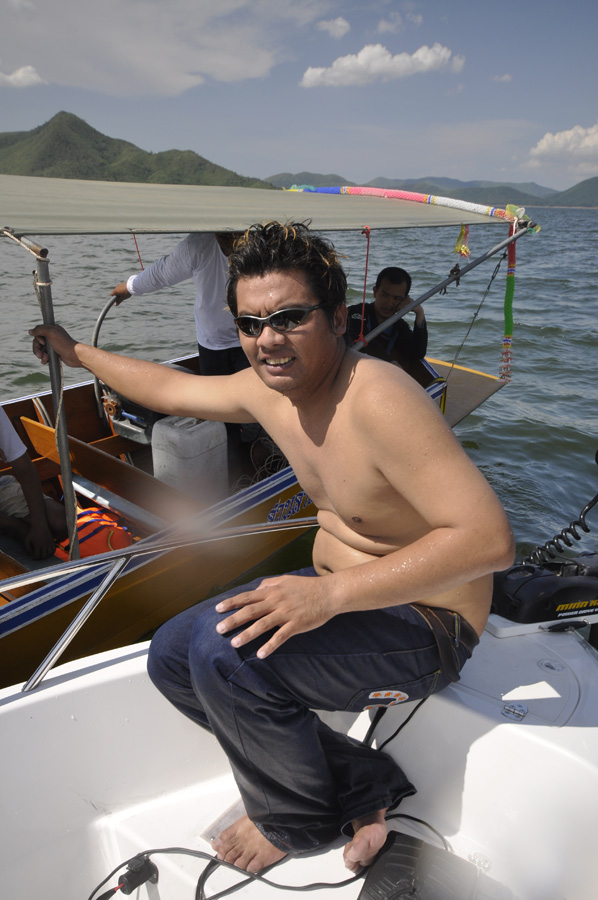 ทีนี้เราจะต้องลากเรือเข้าฝัง  (ตาแหล่มขึ้นจากน้ำแล้วคร้า) :smile: