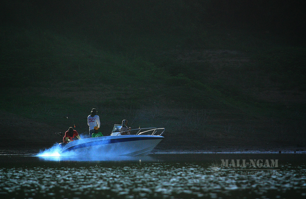เรือเร็วก็ดี ตรงเปลี่ยนหมายได้เร็ว  น้าๆ เขาตีกันไม่ถึง 5 นาทีในหุบนี้  ไม่มีตัว ก็เตรียมเปลี่ยนหมาย