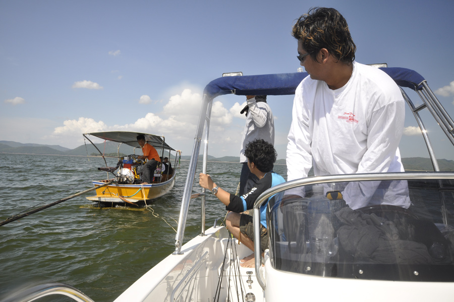 เลยต้องใช้เรือของพี่สักลากเรือทั้งสองลำ