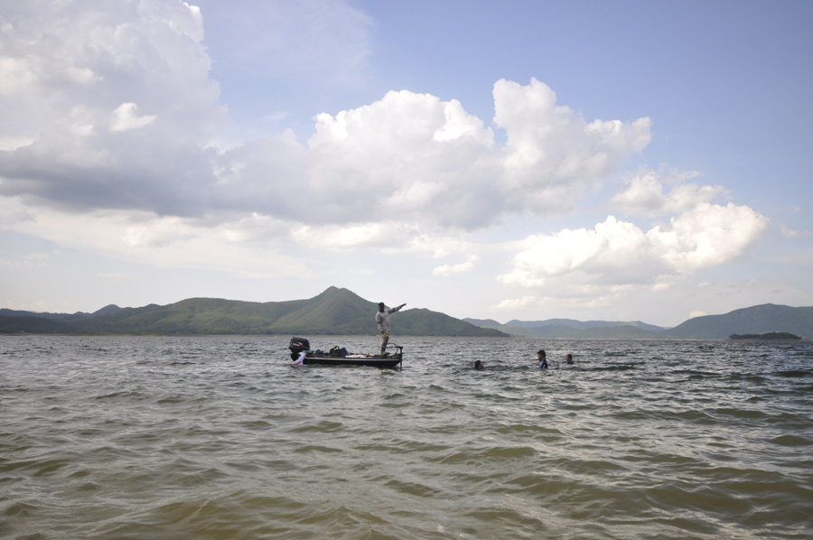 เราต้องใช้เรือพี่โปรลากเข้ามาอีกทีค่ะ