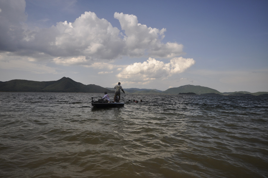 กำลังใช้สายรัดเรือ ยึดติดกันค่ะ :smile: