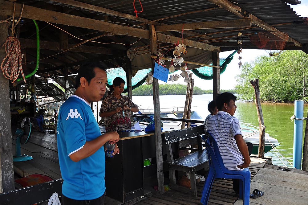 มาถึงท่าขึ้นเรือ Speed Boat ด่านเก่า ตอน 9.00 น. มาถึงก็จัดการตีตั๋ว แล้วก็รอแป็บนึงครับ