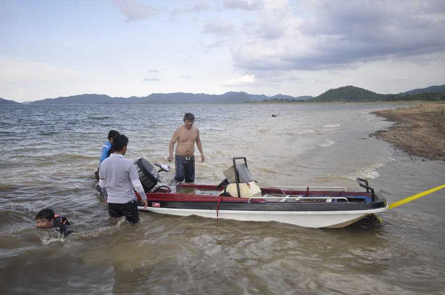 พอเรือเกยตื้นปุ๊ป ก็มีปลาสหวายว่ายมาชูสองนิ้วด้วยค่ะ :laughing: