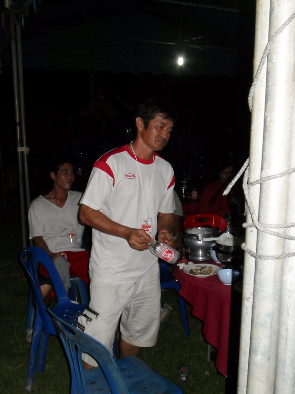 พี่ เสริฐ  ลุกขึ้นด้วยความดีใจ  กับเ