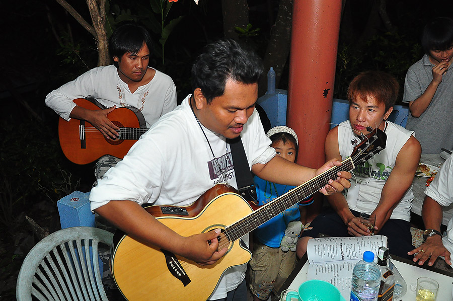 บทเพลงยังคงลอยมาเรื่อยๆ ชั่งเพลินห