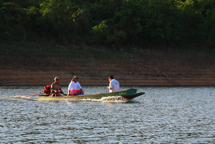 ทั้งเรือชาวบ้าน ทั้งเรือเร็วผ่านกั