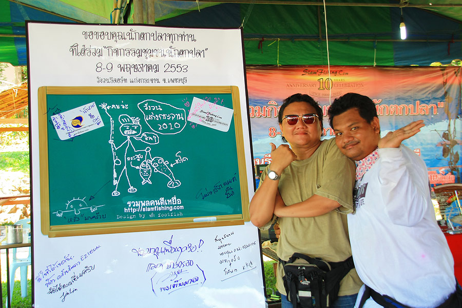 ลงชื่อบนกระดานที่ทางคกก. เตรียมไว้..