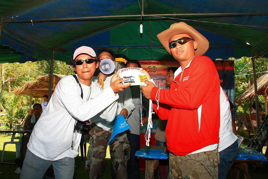 น้าชาติ chartai จากงามใส้กรุ๊ป  ได้เสื้อยืดจากทีมสุขโข
 :smile: :smile: :smile:
