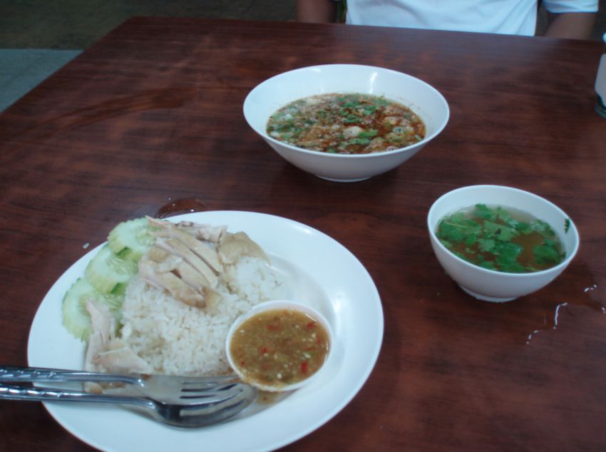 ตี 2.30 ก๋วยเตี๋ยวน้ำยังไม่เดือด มีแต่ข้าวมันไก่ กะ ซุปพิเศษ

 :umh: :umh: :umh: :umh: