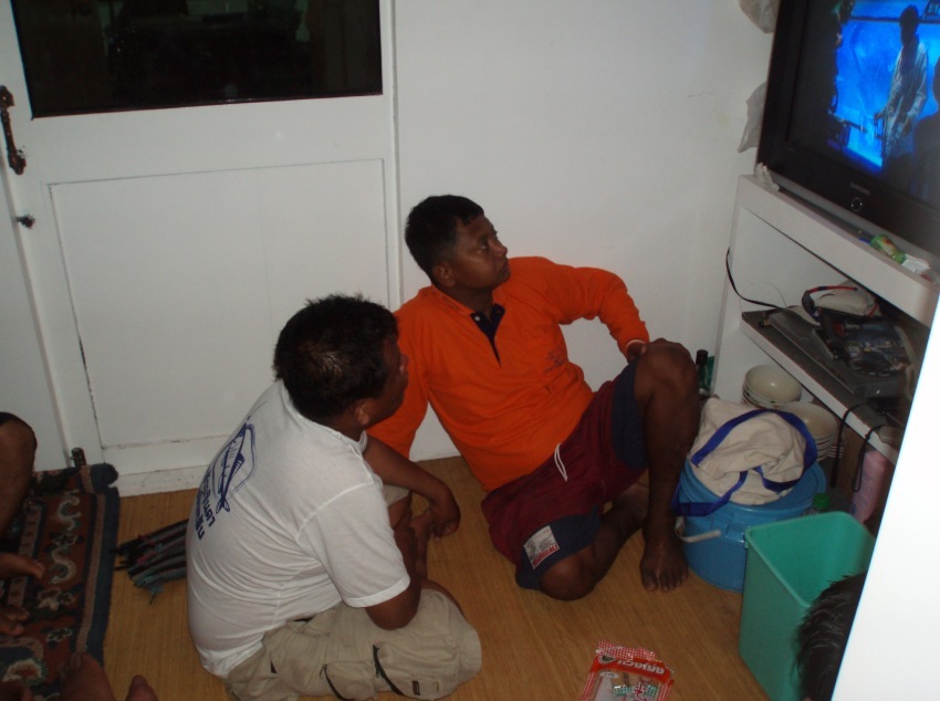 สองพี่น้อง นั้งดูทีวี ด้วยกัน   :laughing: :la