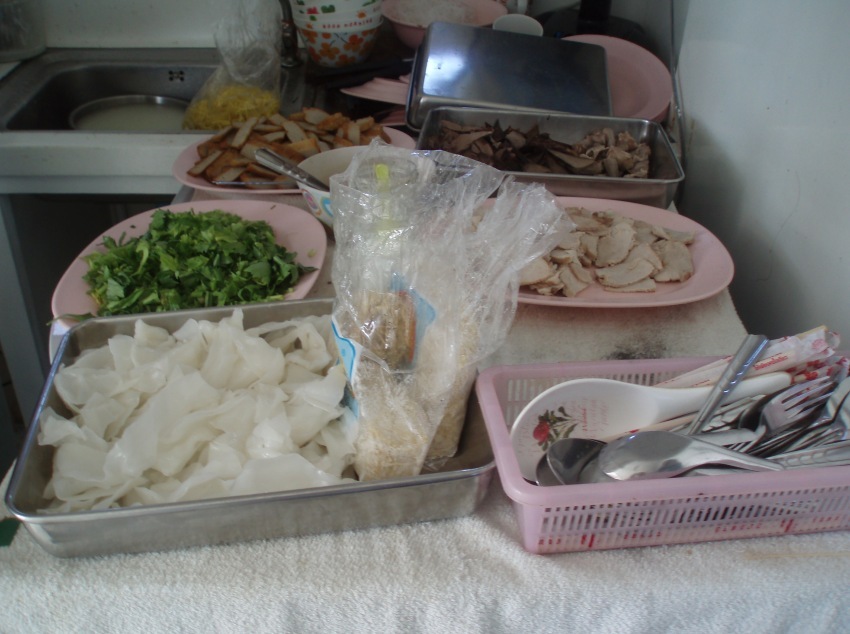 ก๋วยเตี๋ยว ลูกชิ้นปลาสเตร์เจี้ยน ต