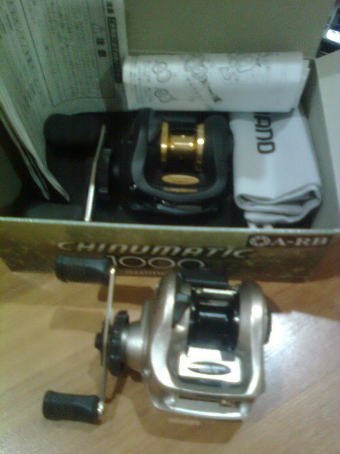 รุ่นนี้shimano shinumatic รุ่นนี้มีเบรคทันสมัยขึ้นมาอีก ตัวในกล่องเพิ่งไปเอามาปีที่แล้วกลางปีที่ร้าน