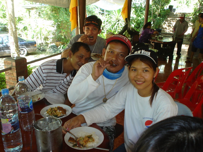 เอ้า...หม่ำๆกันครับ 530นะมื้อเนี๊ย  :laughing: :laughing: :cheer:
*********************************