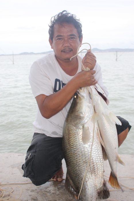 เมฆฝนเริ่มจะมา เวลาก็หมด เลยรีบโทรให้บังมารับ  
