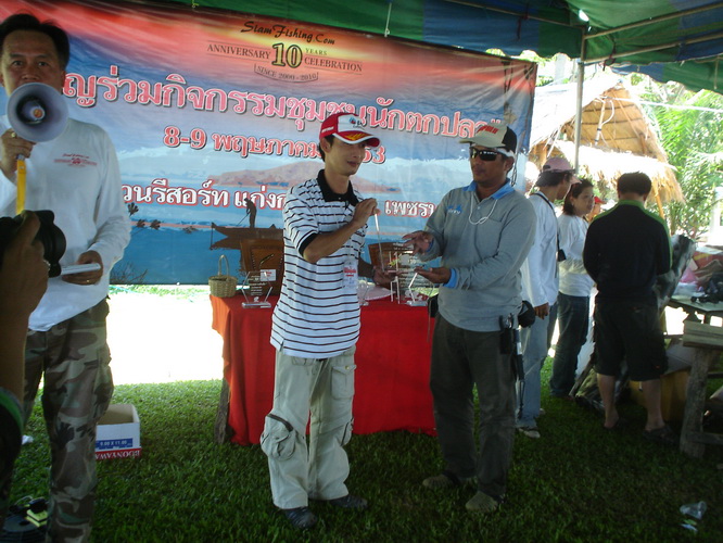 น้าโอ๋ Bug Bunny   รับรางวัลรองชนะเลิศปลาช่อน อีกหนึ่งรางวัลของทีม   :cheer: :cheer: