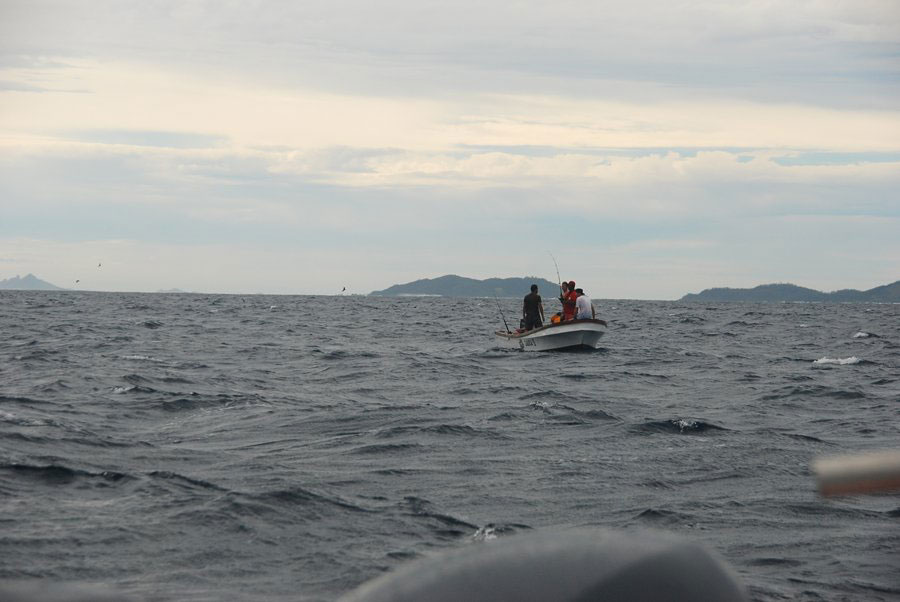 กัปตันบอกไปหาฝูงนกกันดีกว่า ข้างเกาะวันนี้น้ำไม่ค่อยดี

[q] สวัสดีครับน้า yarseahunter ขอบคุณที่ติ