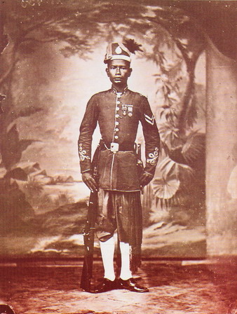 ทหารรักษาพระองค์ กรุงเทพฯ
ภาพจากหนังสือ  Ein  Welt-und Forschungsreisender  mit  der  Kamera 1844-1