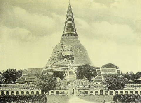 พระปฐมเจดีย์  จังหวัดนครปฐม  เข้าใจว่าถ่ายในสมัยรัชกาลที่ 5  ภาพจากหนังสือ  Buddistsche  Tempelangan