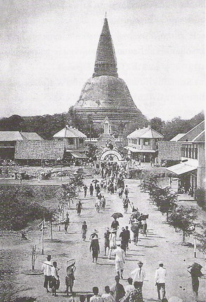 เจดีย์มหึมาของพระปฐมสูงเสียดฟ้า
พระปฐมอยู่ทางฝั่งตะวันตกของแม่น้ำเจ้าพระยา  ไม่ไกลจากกรุงเทพฯ นัก  