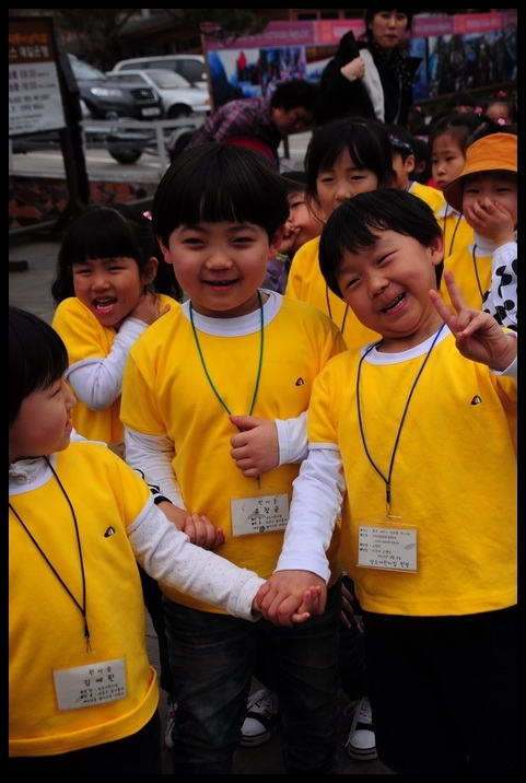  [b]แก๊งค์เด็กแนวเกาหลีครับ เด็กพวกนี้สู้กล้องมากๆจนเรากลัว 555[/b]