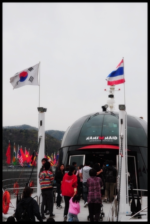  [b]ธงไตรรงของไทยคู่กับแทกึกกี ของเกาหลีใต้ครับ[/b]