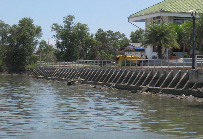 สภาพหมาย  น้ำลงมากครับ

อีกอย่าง อุปสรรคเพียบ ริมตลิ่ง มีตะแกงเหล็กครับ