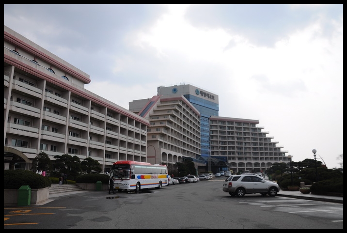  [b]เช้าแล้วครับ บรรยากาศยามเช้าหน้าโรงแรม อากาศไม่ดีเลยวันนี้ แล้วจะถ่ายรูปได้มั้ยเนี่ย[/b]