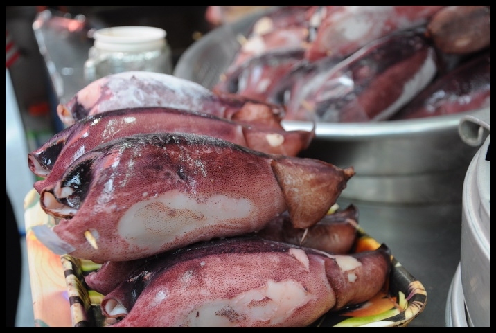 เหมือนปลาหมึกยัดใส้บ้านเรา แต่รสชาดจะจืดกว่านิดหน่อย อร่อยดีครับ :umh: