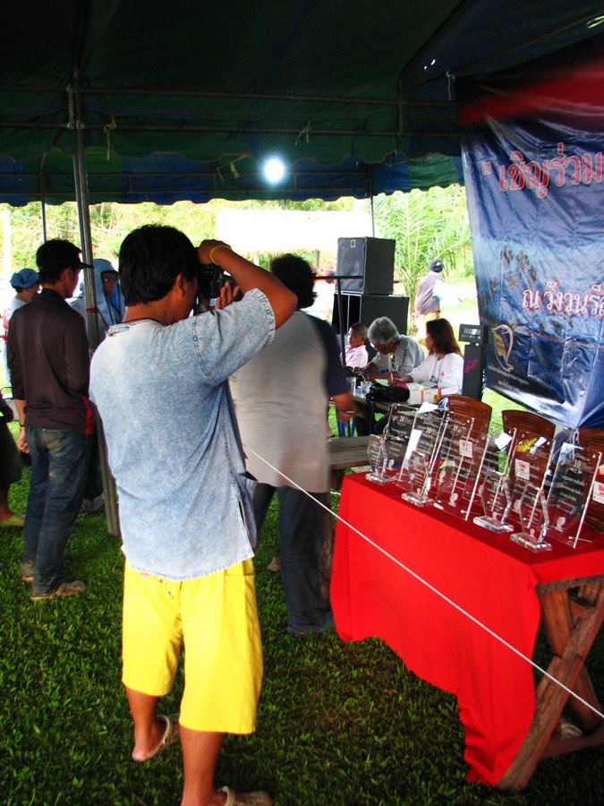 เบื้องหลังคนที่ [b]ปิดทองหลังพระ[/b]


งานรวมพลคนตีเหยื่อปลอมปีนี้



 :cheer: :cheer: :cheer
