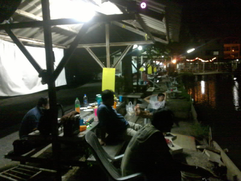 บรรยากาศตอนกลางคืน
 :grin: