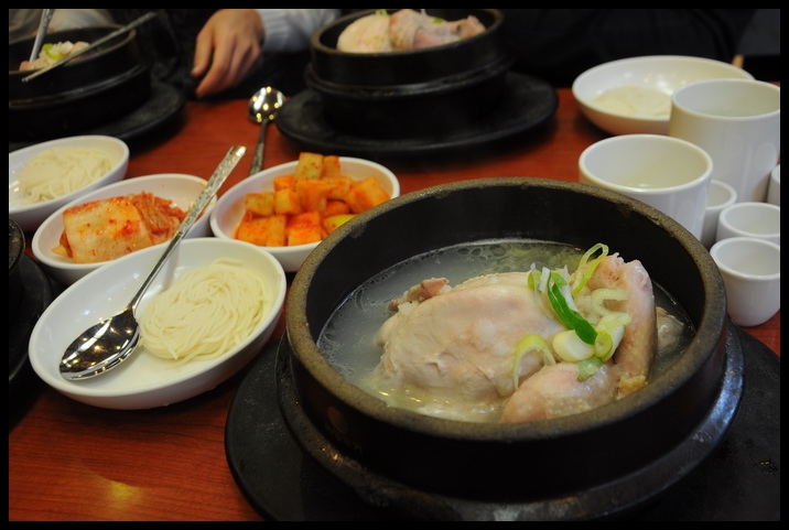  [b]ไก่ตุ๋นโสมเกาหลี หรือ ที่คนเกาหลีเรียกกันว่า ซัมเกยทัง [/b] :umh: