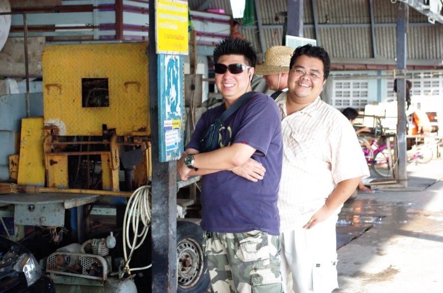 พี่โต๊ดกับพี่โจมครับ ส่วนคนข้างหลังใส่หมวกนั่นพี่ชาญ แกเป็นโรคอายกล้องอย่างแรง กว่าจะถ่ายแกได้ก็ตอนเ