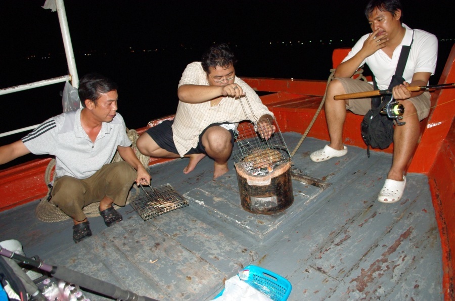 พอเรือออกเดินทาง จัดเก็บสัมภาระเรียบร้อยก็ติดเตาทันทีครับเริ่มกันด้วยหมูย่างก่อน หมักมาอย่างดีจากบ้า