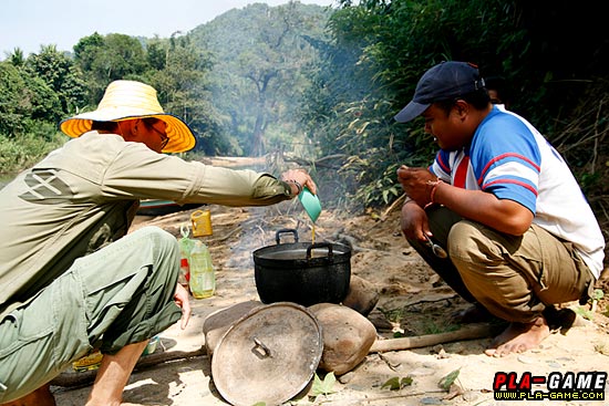 ...นกกระเต็นตัวน้อยบินเล่นลมล้อเรือดูน่ารัก เถาวัลย์ขนาดใหญ่กว่าบ้องข้าวหลามย้อยขวางลำรดุจดั่งชิงช้า