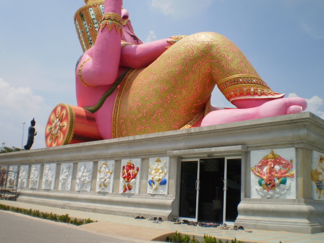 ด้านหลัง  องค์พระพิฆเนศค่ะ  ฐานล่างเป็นห้องแอร์  กว้างขวางเย็นสบาย   :blush: