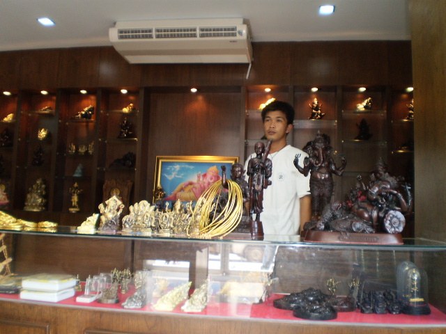ภาพ  ภายในแผงเช่าวัตถุมงคลค่ะ  เค้าอนุญาติให้ถ่ายภาพตามสะดวก 

น้องๆเค้าเรียก  มู๋  ไปถ่ายถึงภายใน