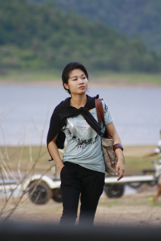 สาวๆก็เดินเล่นช่วงเย็น อากาศเย็นสบายครับ  :cheer: :cheer: :cheer: :cheer: