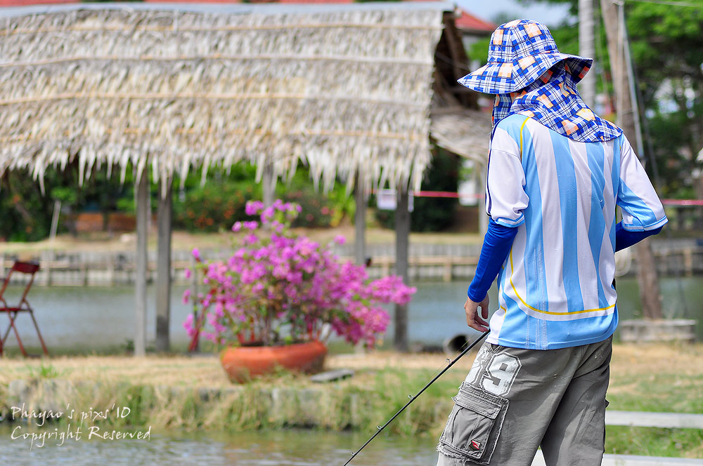 
น้าคนนี้หมวกสวยมากครับ   สีจัดๆแบบนี้  นิคคอนชอบครับ    :grin: :grin: :grin: