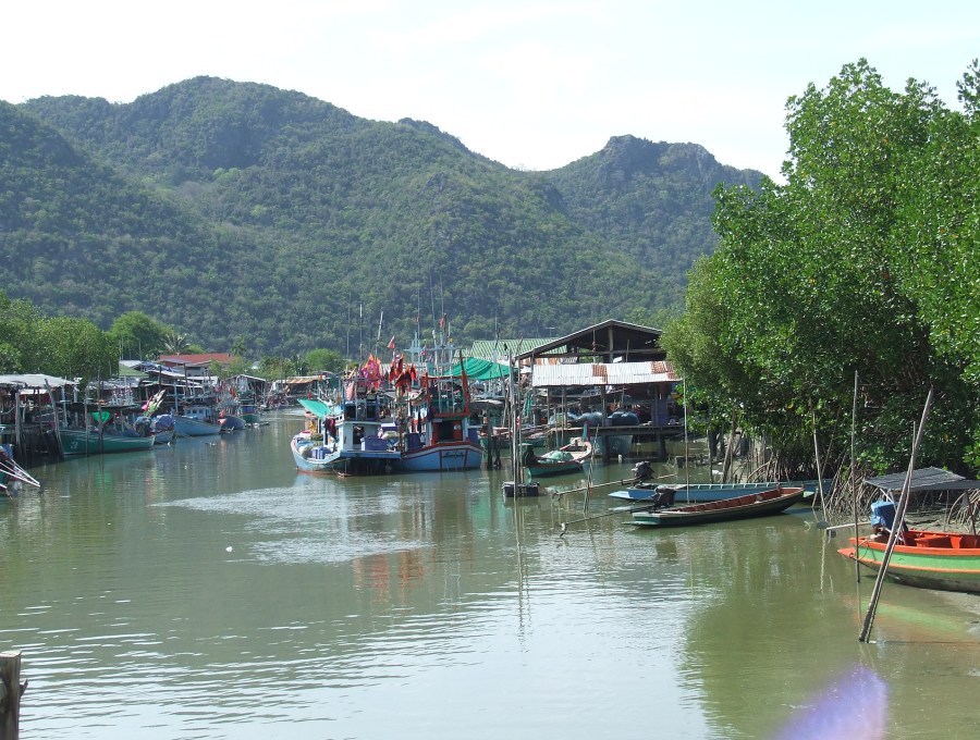 บรรยากาสในคลองครับ เป็นหมูบ้านชาวประมงทั้ง 2 ฝังคลอง :grin: