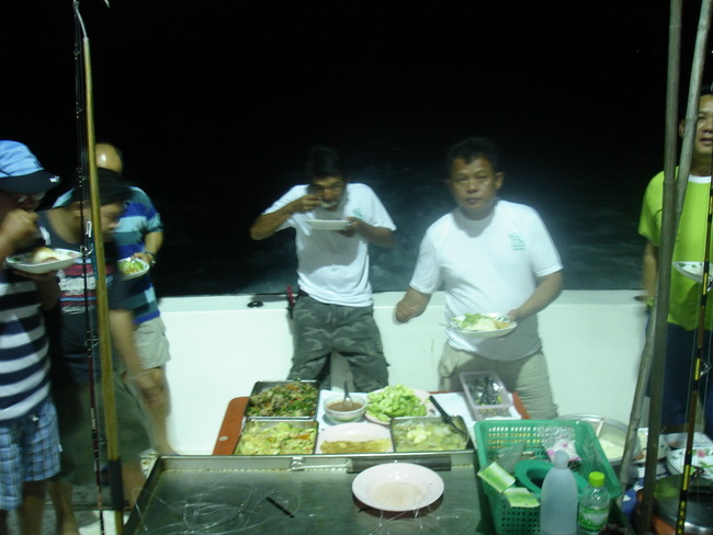 กินข้าว......

เป็นคำพูด และเสียงเรียก ที่ได้ยินบ่อยมากๆ บนเรือ  :laughing: :grin: