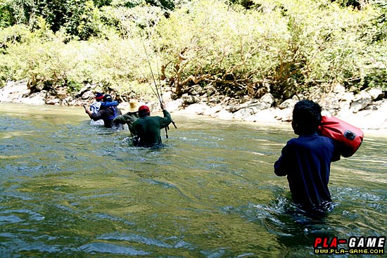 เราเดินตัดแม่น้ำไปทางขาว