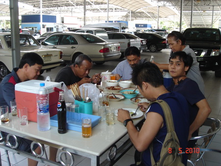 รอสมาชิกมาครบ  นั่งเฮฮากันตามภาษา