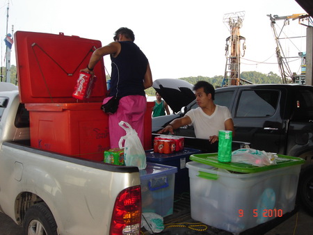 ถึงท่าเรือตีสาม  ง่วงมากรอจนเช้าก็เตรียมของลงเรือกัน