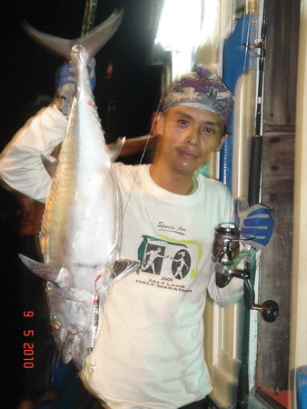 DodTooth Tuna ขนาดมาตรฐานของ trip นี้  วิ่งดีมากๆ  (สังเกตที่หน้านะครับ  ตัวแค่นี้เล่นเอาเหงื่อซึม) 