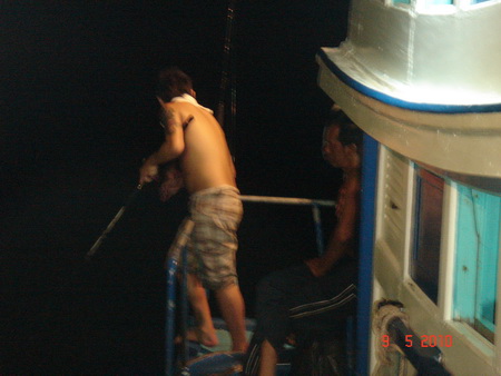 ต่ายแอบไปซุ่มอยู่ท้ายเรือ