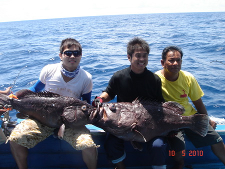 พี่ต่าย พี่อาร์ท พี่ลือ :umh:

พี่อาร์ทชุดเหมือนหน่วย SEAL เลย