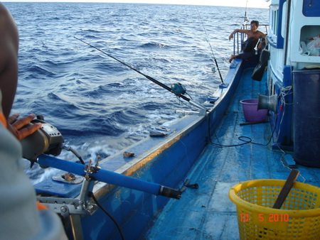 รูปกราบขวา  
ที่เห็นอยู่ท้ายเรือไกลๆนั่นไม่ใช่เก๋าถ่านนะครับ  นั่นน้าหมาย  จุมโพ่ ของเรา