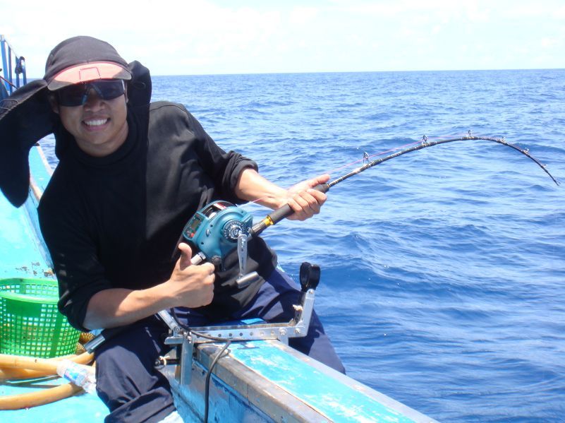 มีภาพมาแถมนิดหน่อยครับ

อาร์ทใช้รอกไฟฟ้าMIYAกะคันJIGGING MASTER 500g.

ดูเอาว่าหนักแค่ไหน